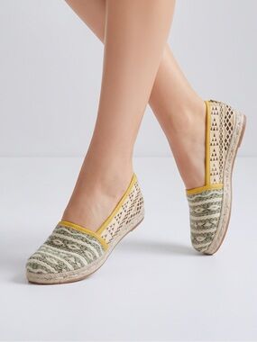 Cobra Society flats made with wool and leather: Bohemian, Folk, Naturalist